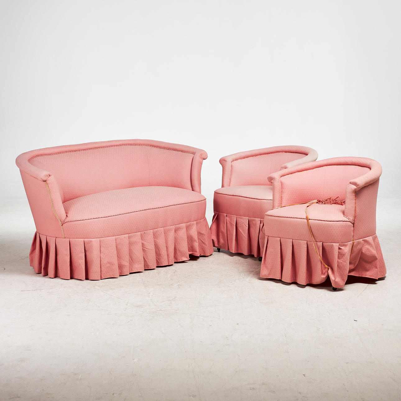 SOFFGRUPP. 1 soffa samt 2 fåtöljer, modell "Emma", 1900-tal.