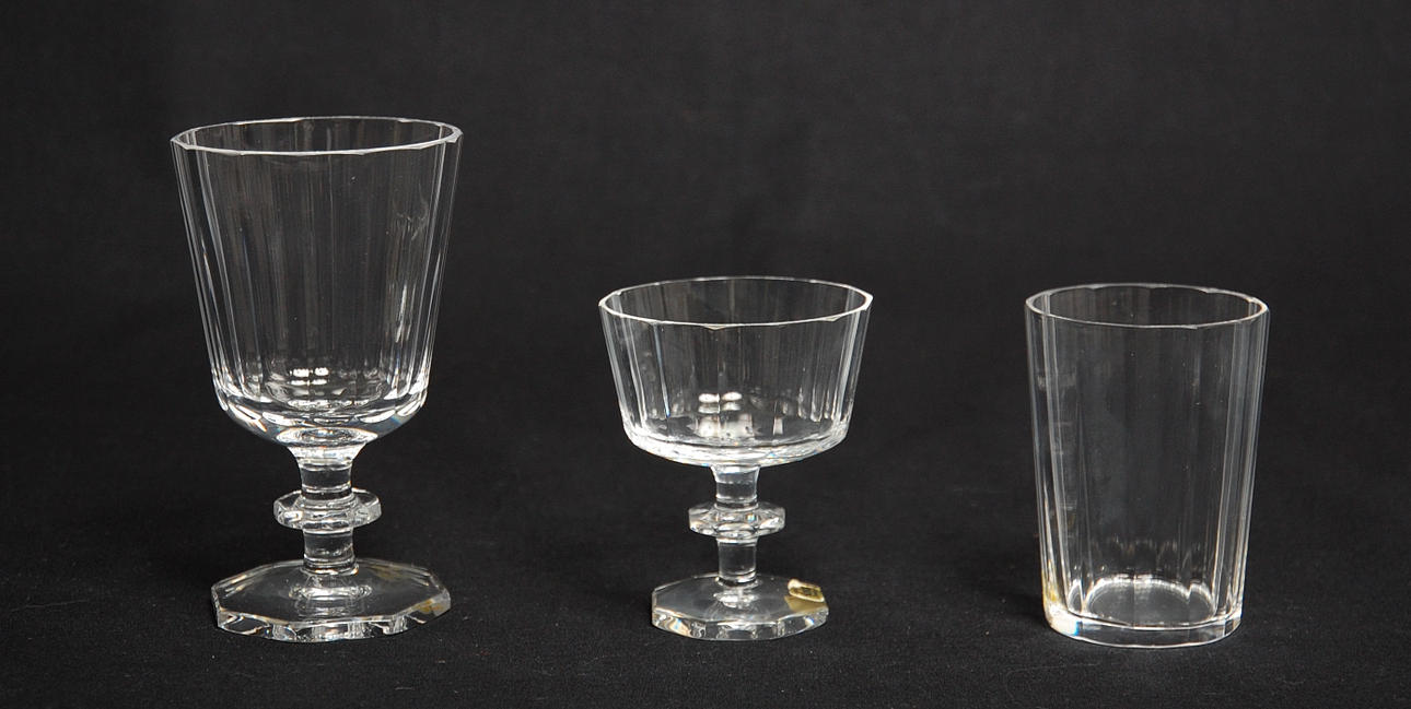 GLASSERVISDELAR, 17 delar, " Karlberg " Elis Bergh, Kosta.