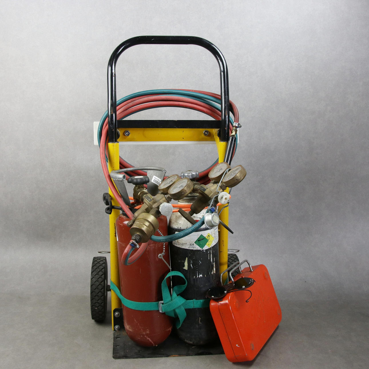 GASSVETS/brännare med munstycken och flaskor i vagn.