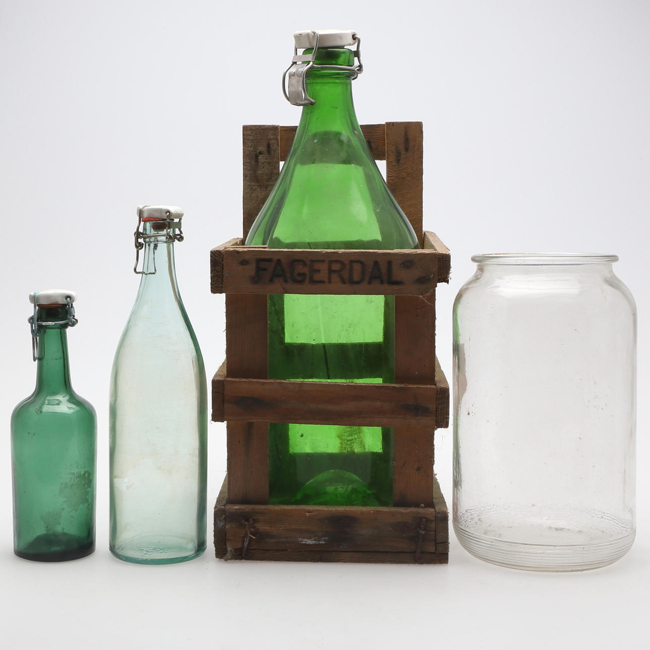 GLASFLASKOR, ca 25 st, 1900-tal.