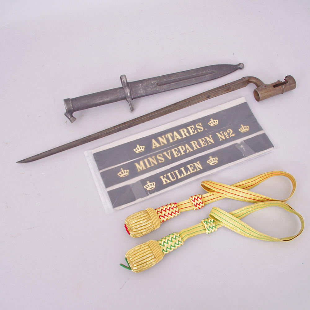 MILITARIA, 2 bajonetter, 3 mössband samt 2 portoré.