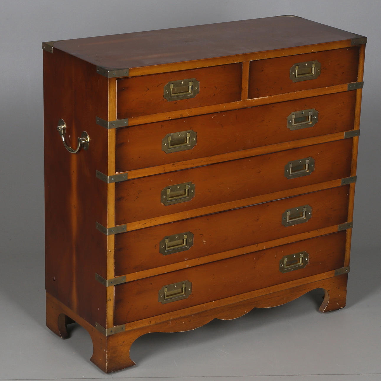 BYRÅ, engelsk-stil, 1900-talets tredje fjärdedel.