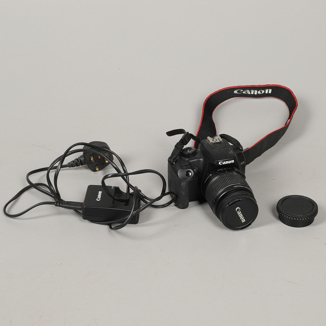 EINE CANON EOS 1000D DSLR-KAMERA UND EIN 13-55-MM-KIT-OBJEKTIV.