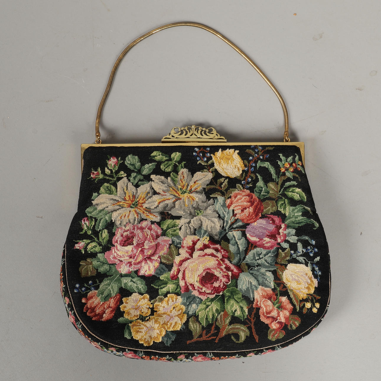 UN BOLSO GRANDE DE PETIT POINT.