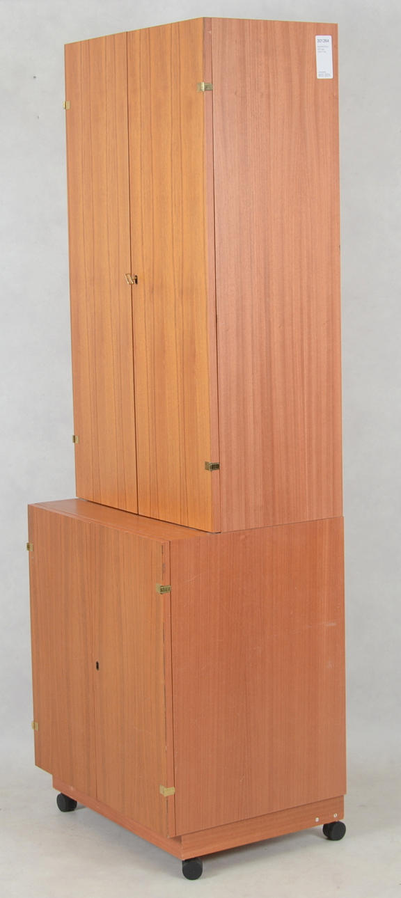 SKRIVBORDSSKÅP PÅ HJUL, teak, 1960/70-tal.