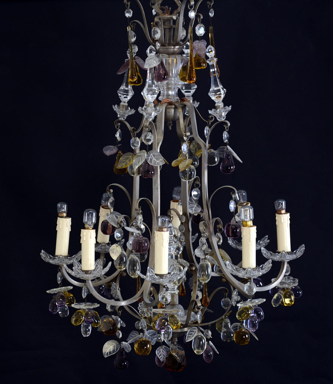 LJUSKRONA med lövformade prismor och frukter, 1900-talets första hälft.