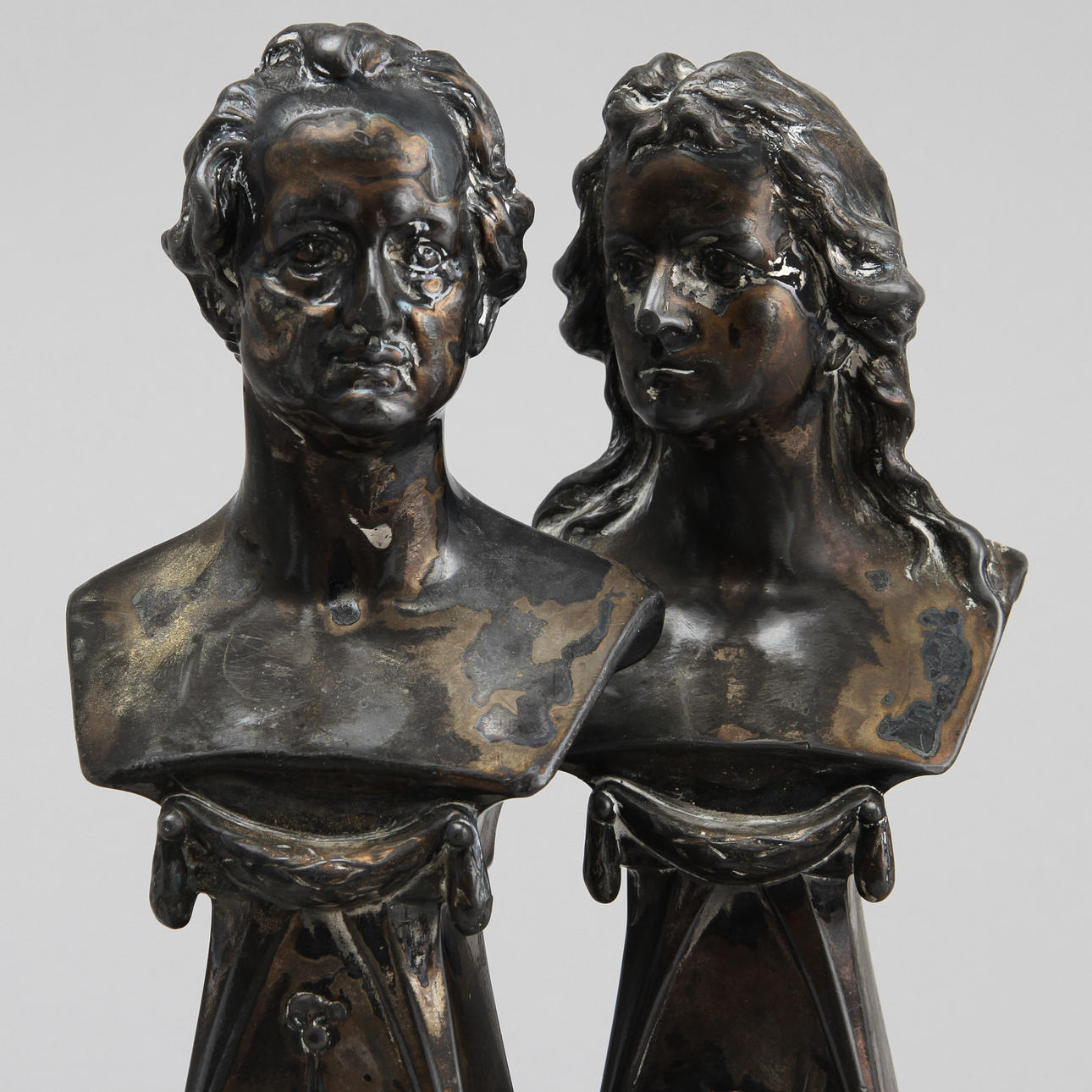 BYSTER, 2 st, vitmetall, 1900-talets andra hälft.