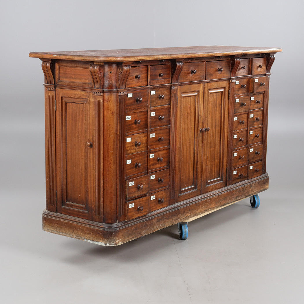 KØBMANNSFAD, bejdset træ, 1900-tallet.