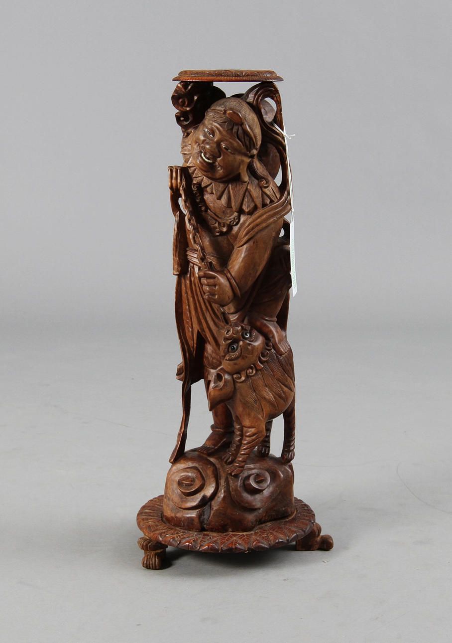 SKULPTUR (piedestal), snidat trä. Bali.