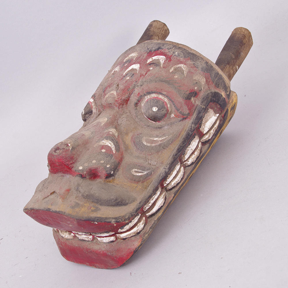 RITUALMASK, Borneo, målat och snidat trä.