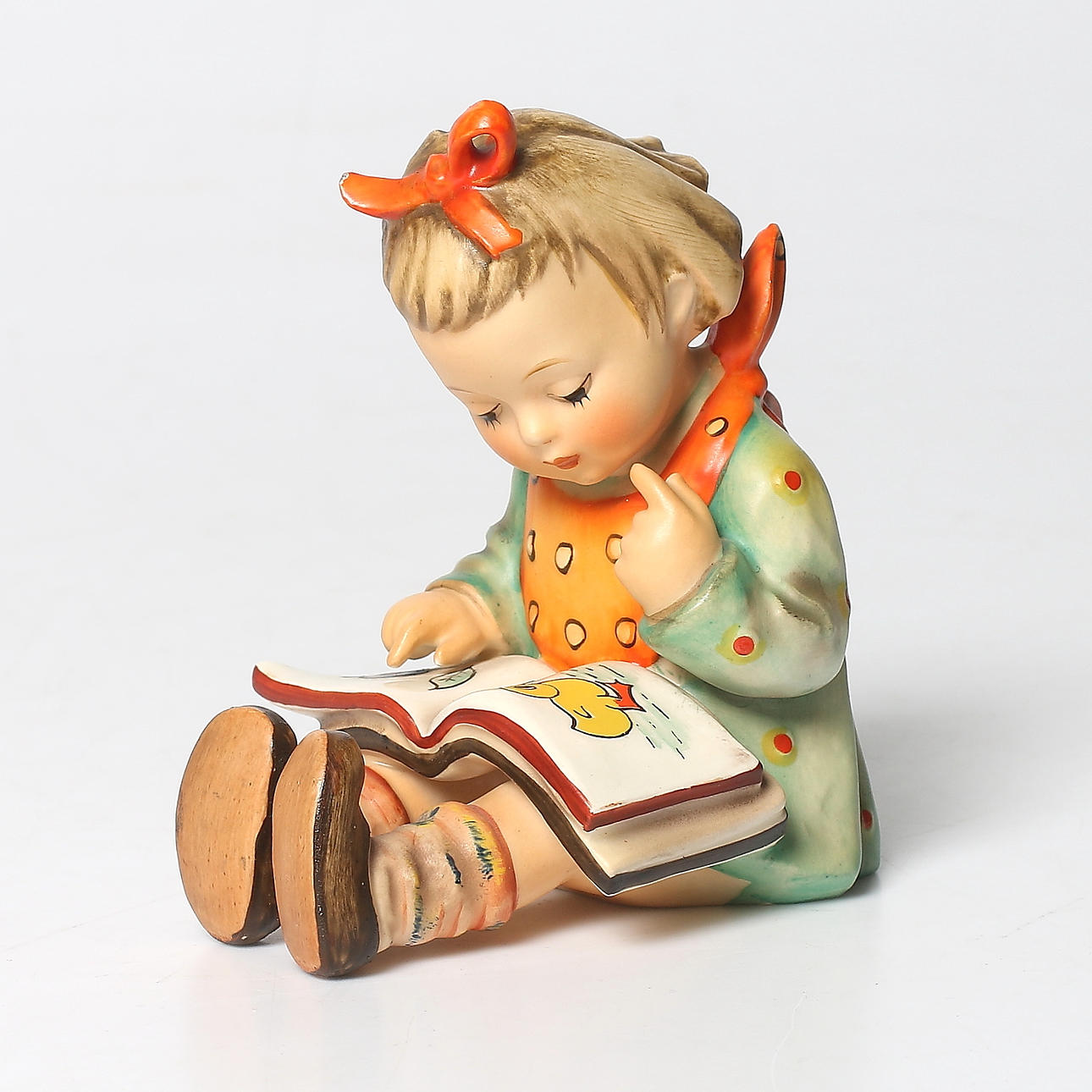MARIA INNOCENTIA HUMMEL. Figurin, keramik, "Book-worm", Goebel, Tyskland. Formgiven 1935.