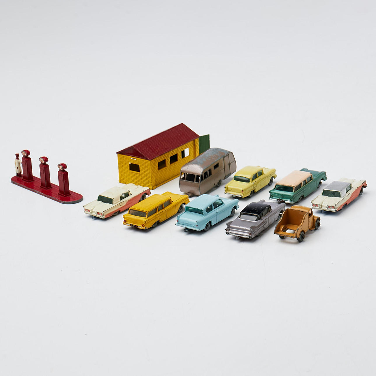 LESNEY/MATCHBOX, 11 pcs, cars and petrol station and house, mid