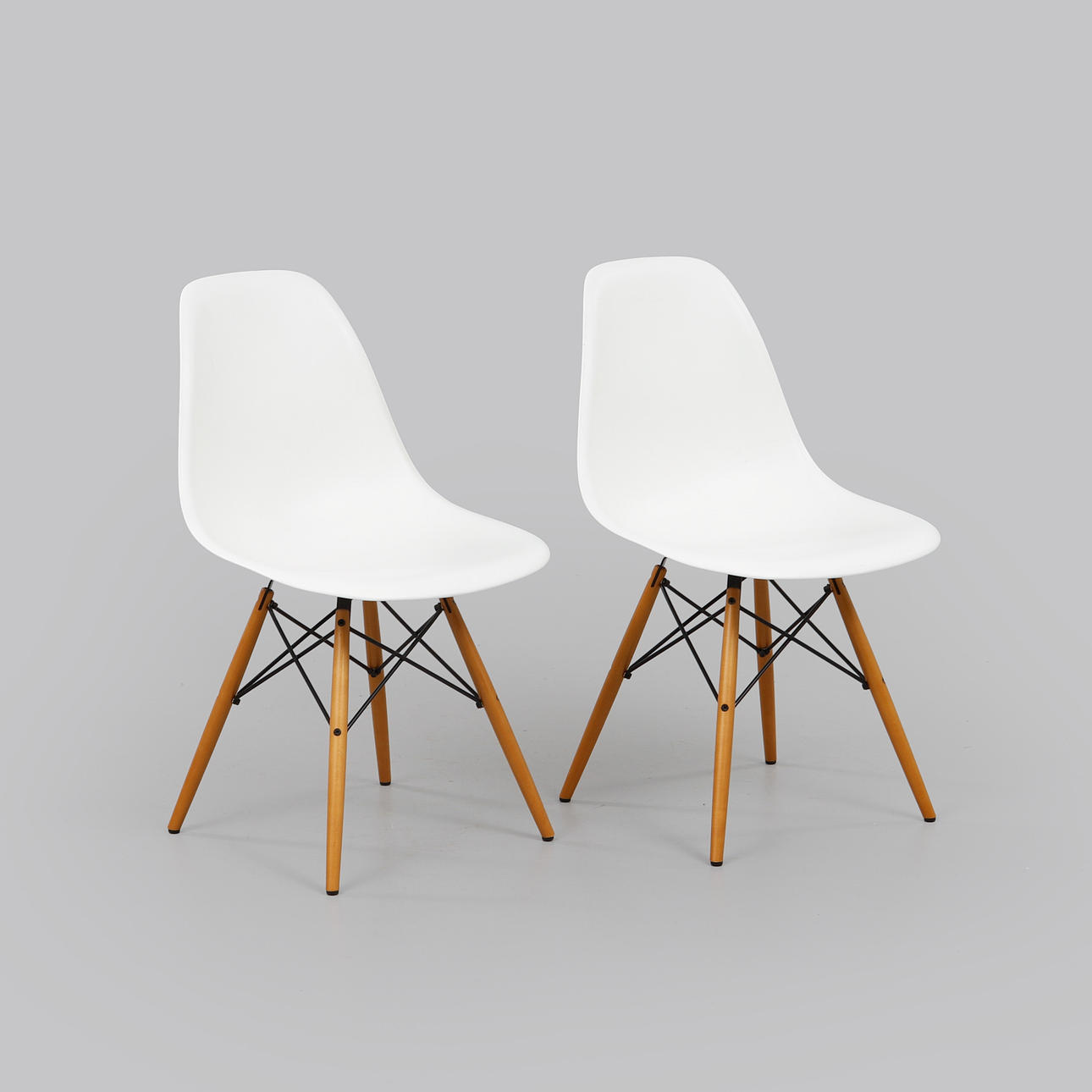 CHARLES & RAY EAMES. Stole "DSW", plastik sidestol, et par, til Vitra.