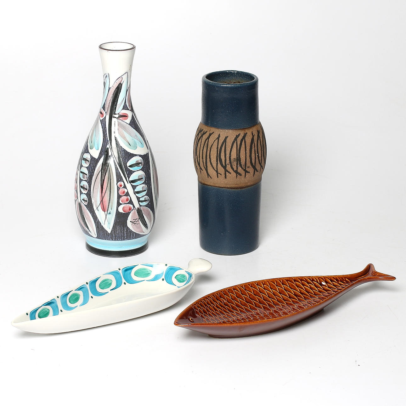 VASER samt FAT, 4 delar. Bl.a. Lisa Larson, Stig Lindberg. Gustavsberg.