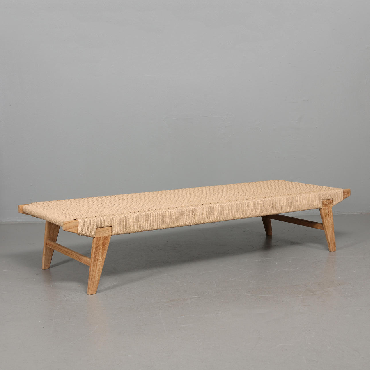 DAGBEDD, i teak med repflätning, samtida.