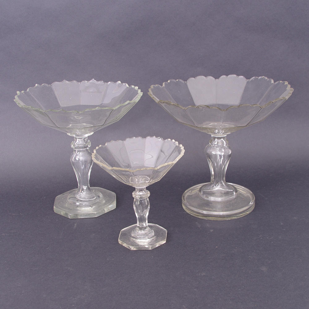 SKÅLAT PÅ FOT, 3 stycken, glas, tidigt 1900-tal.