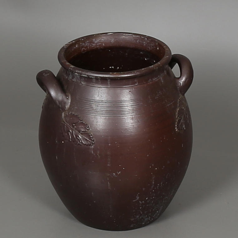 HÖGANÄSKRUS i saltglaserat lergods, 12 K, dekor av vindruvsblad.