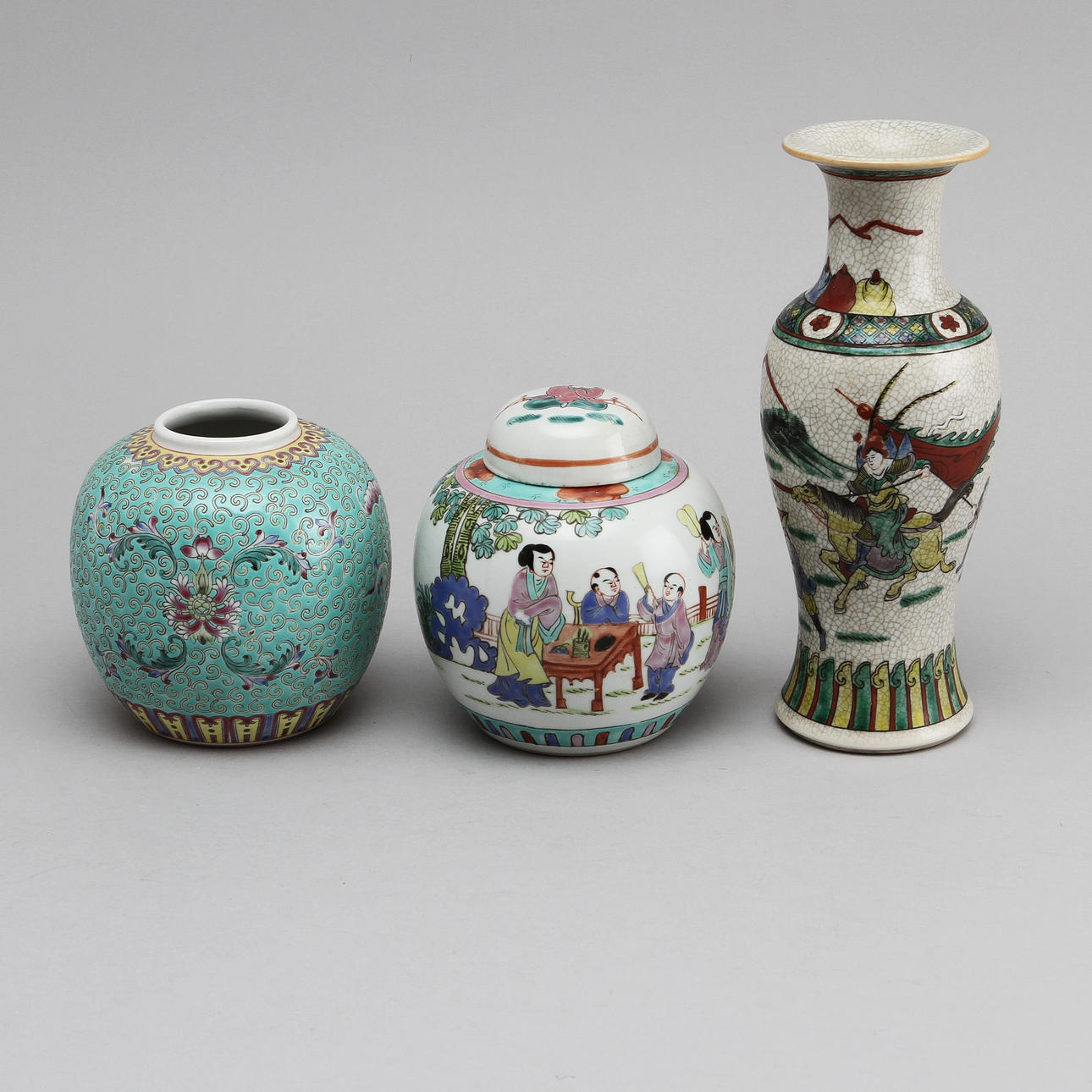 BOJANER, 2 st samt VAS, porslin, Kina, 1900-tal.