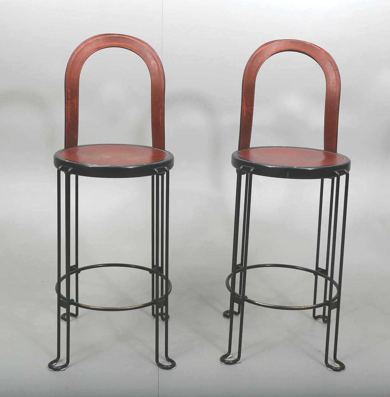 BARSTOLAR, trä, skinn och metall, "Oblado", Blå Station, Åhus.