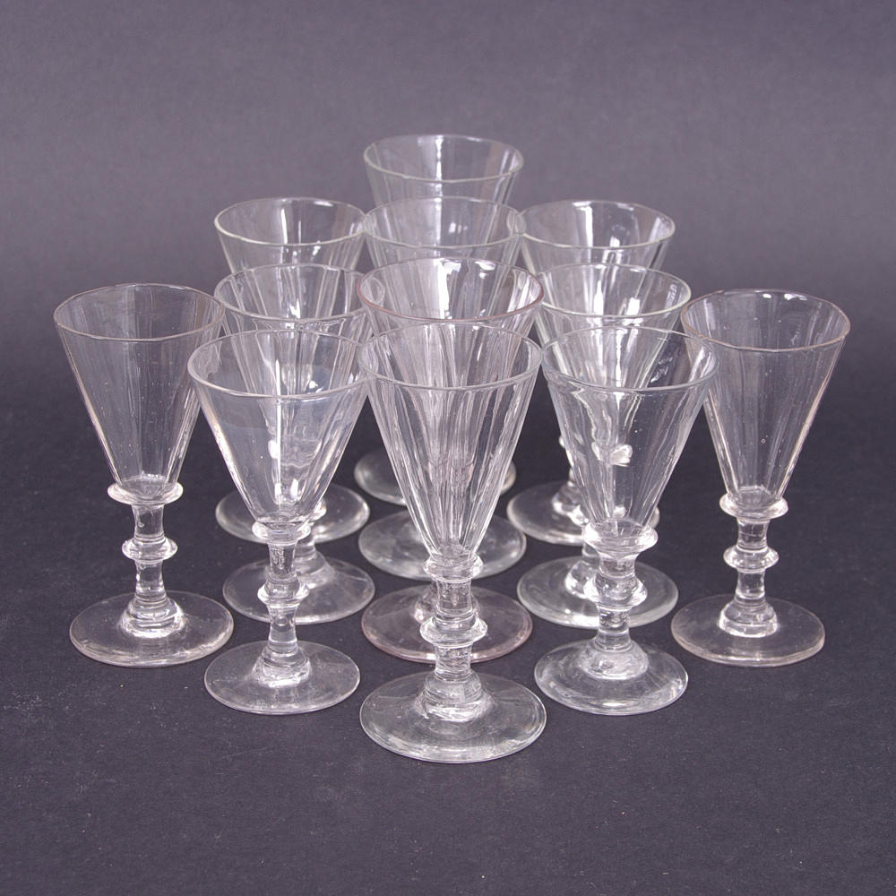 SNAPSGLAS, 12 stycken,s.k. paraplyglas, olika storlekar.