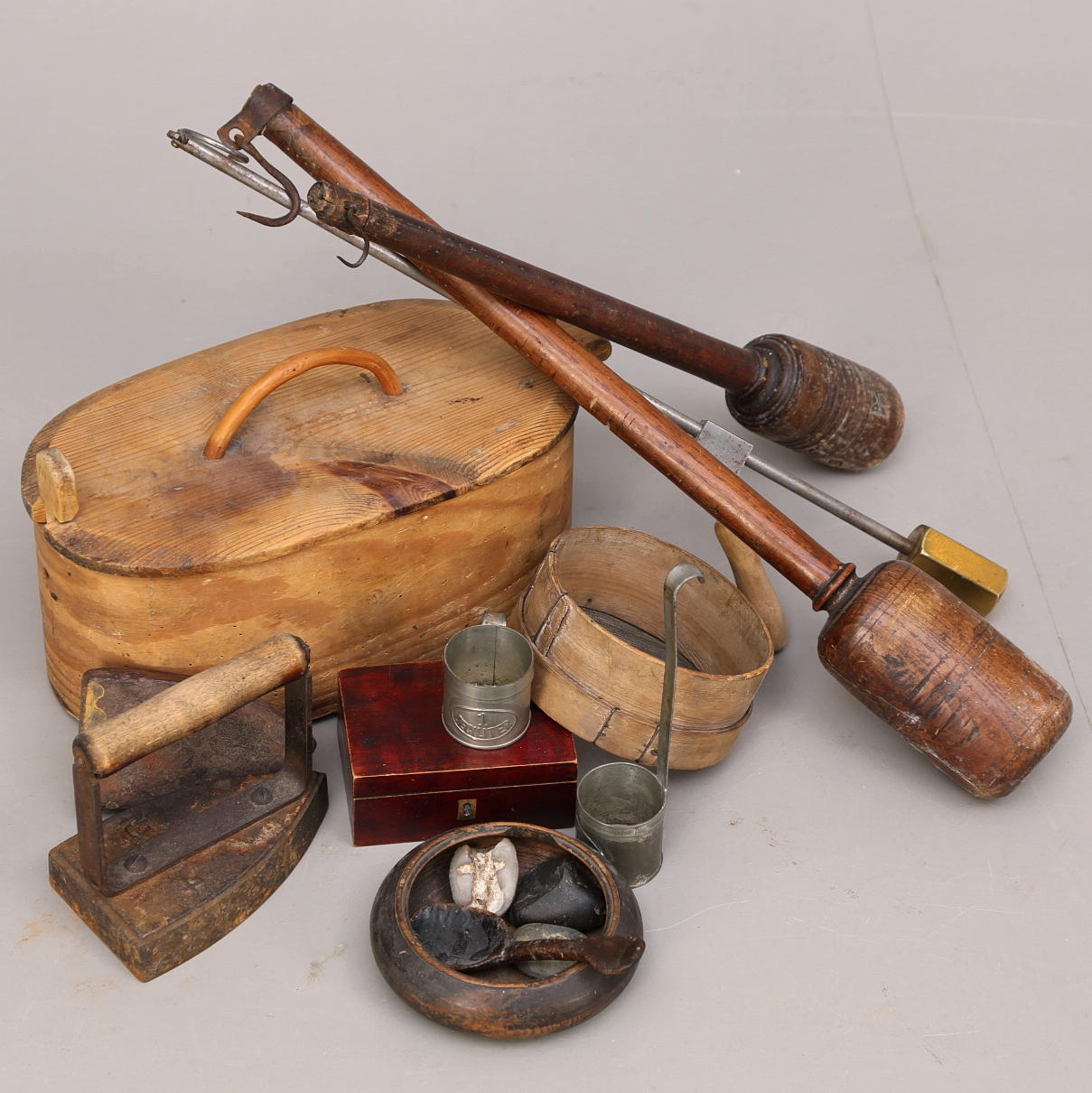 ALLMOGEFÖREMÅL 11 st, svepask, besman, mm, 1800-/1900-tal.