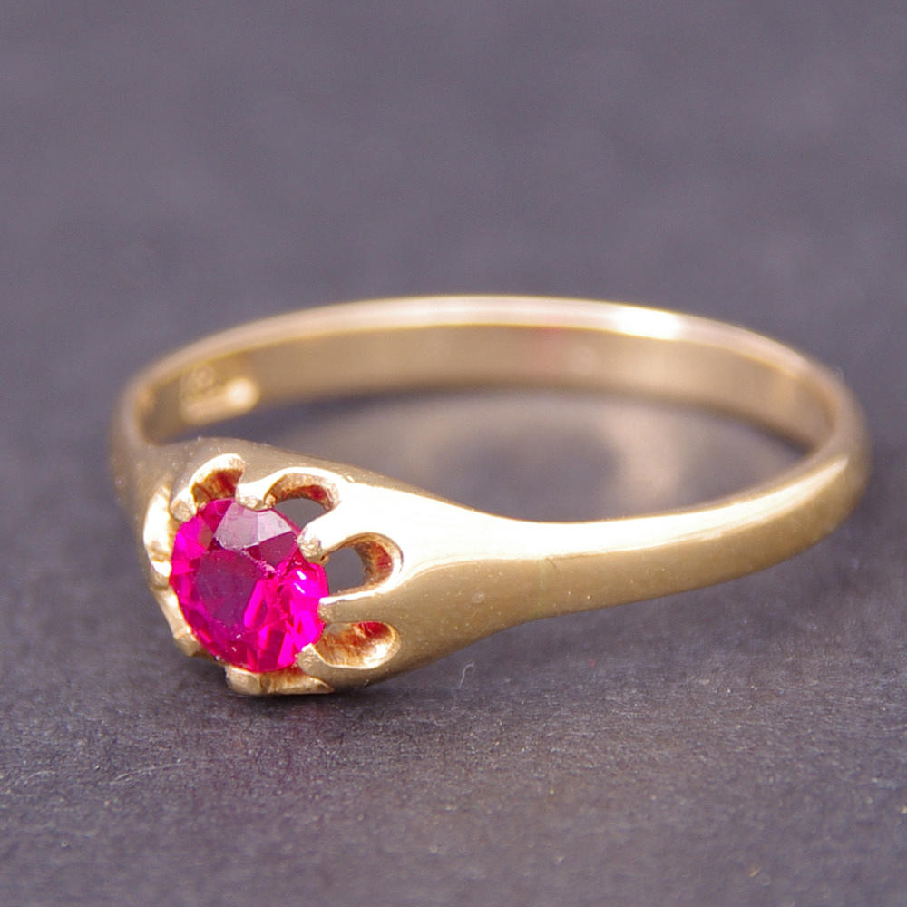 RING, 18K guld med röd sten.