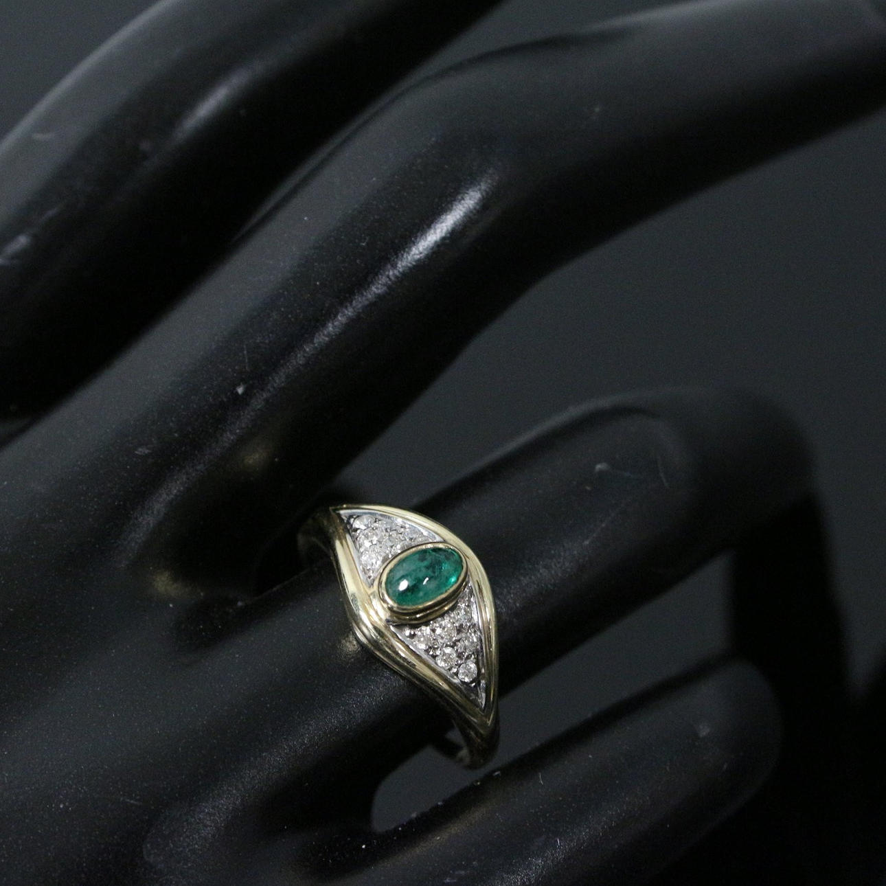 Ring with emerald and diamonds, 585 yellow gold.