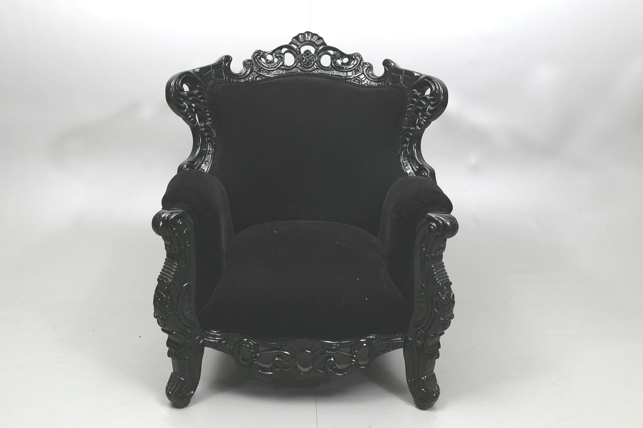 LÆNESTOL, sortlakeret, sort betræk, ILVA, 2000-tallet.