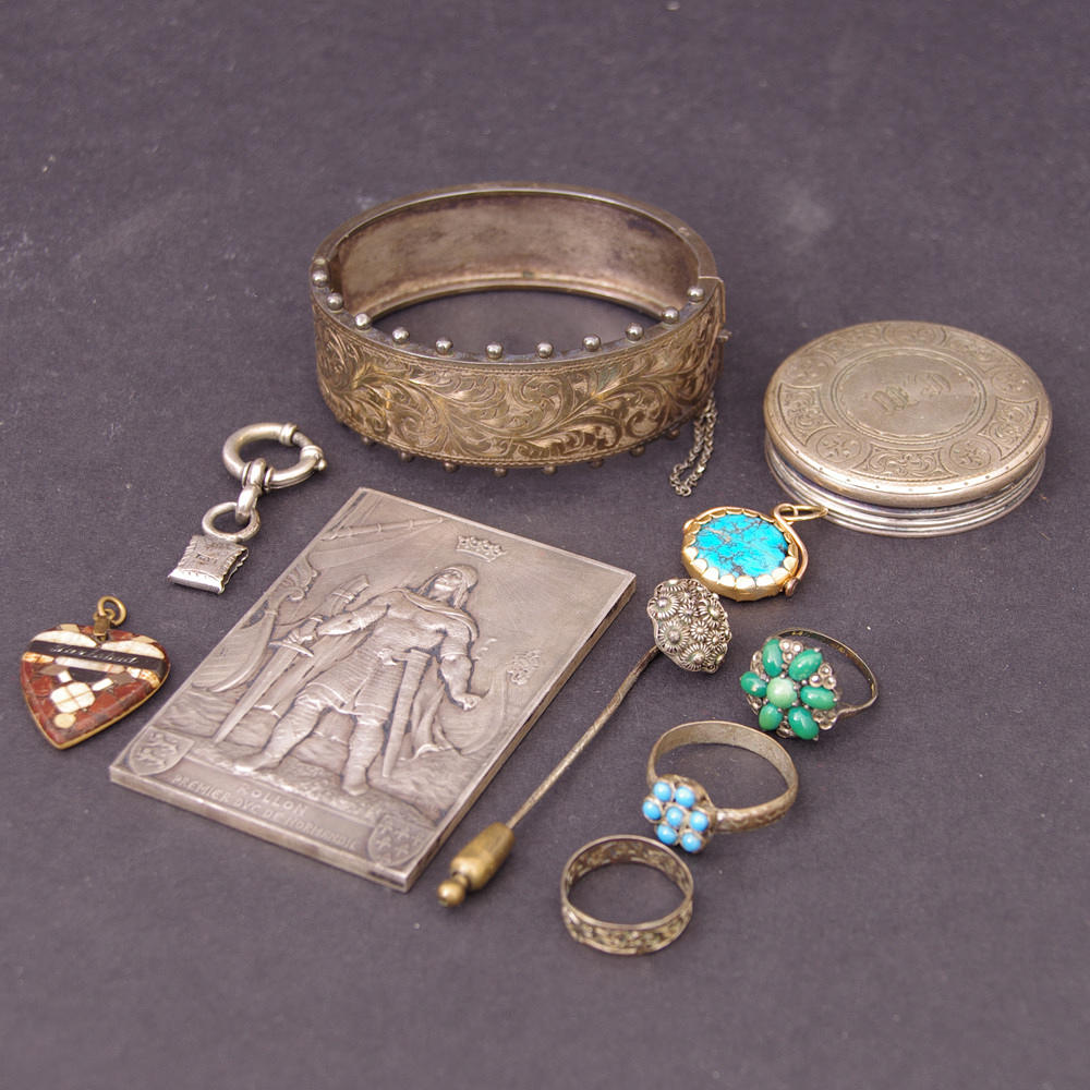 ARMBAND, RINGAR, HÄNGEN, PLAKETT M.M.