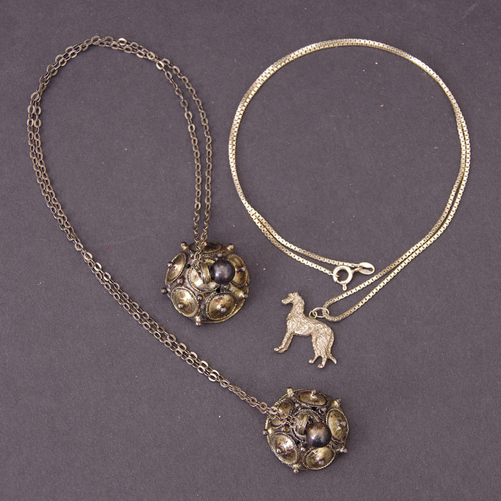 HALSBAND SAMT DRÄKTSMYCKE, silver.