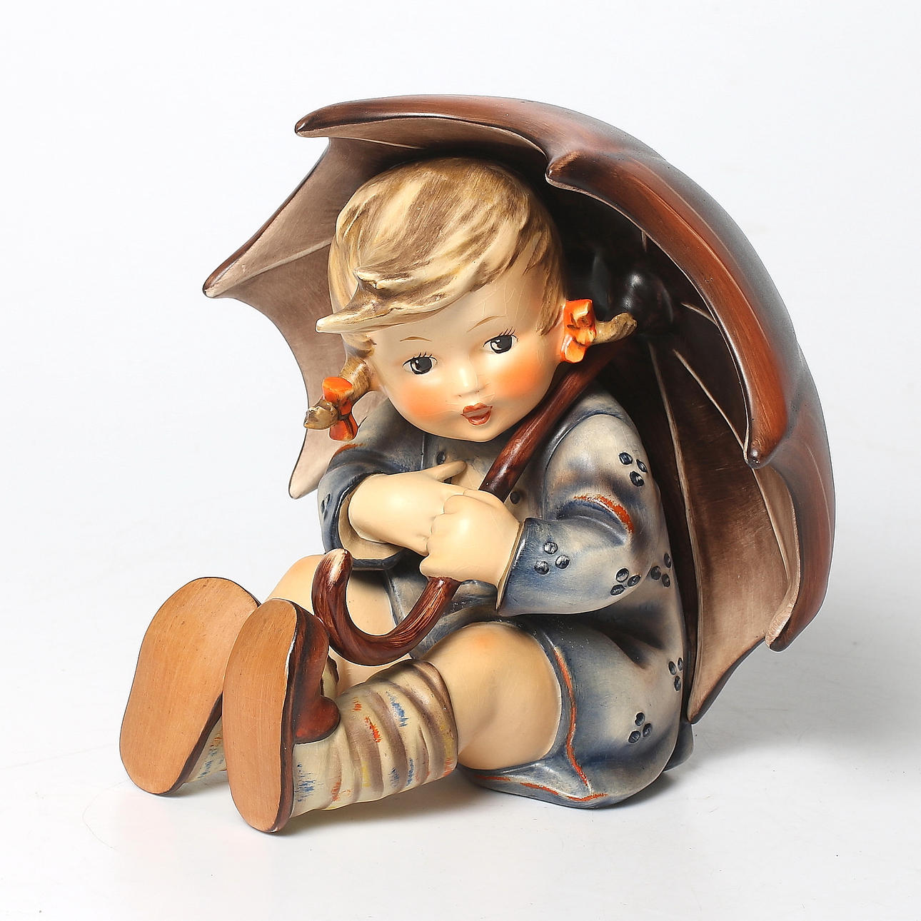 MARIA INNOCENTIA HUMMEL. Figurin, keramik, "Umbrella Girl", modell 152 B, Goebel, Tyskland. Formgiven 1949.