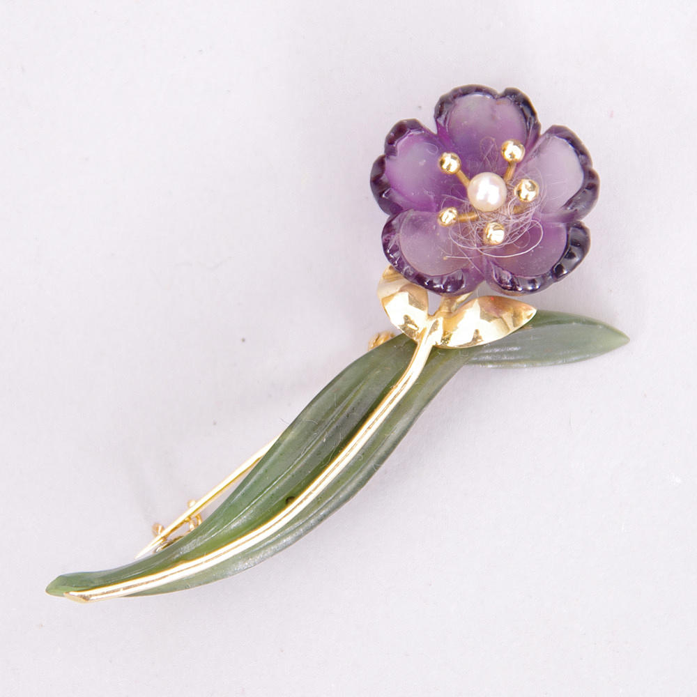 BROSCH, blomma infattad i 18K guld.
