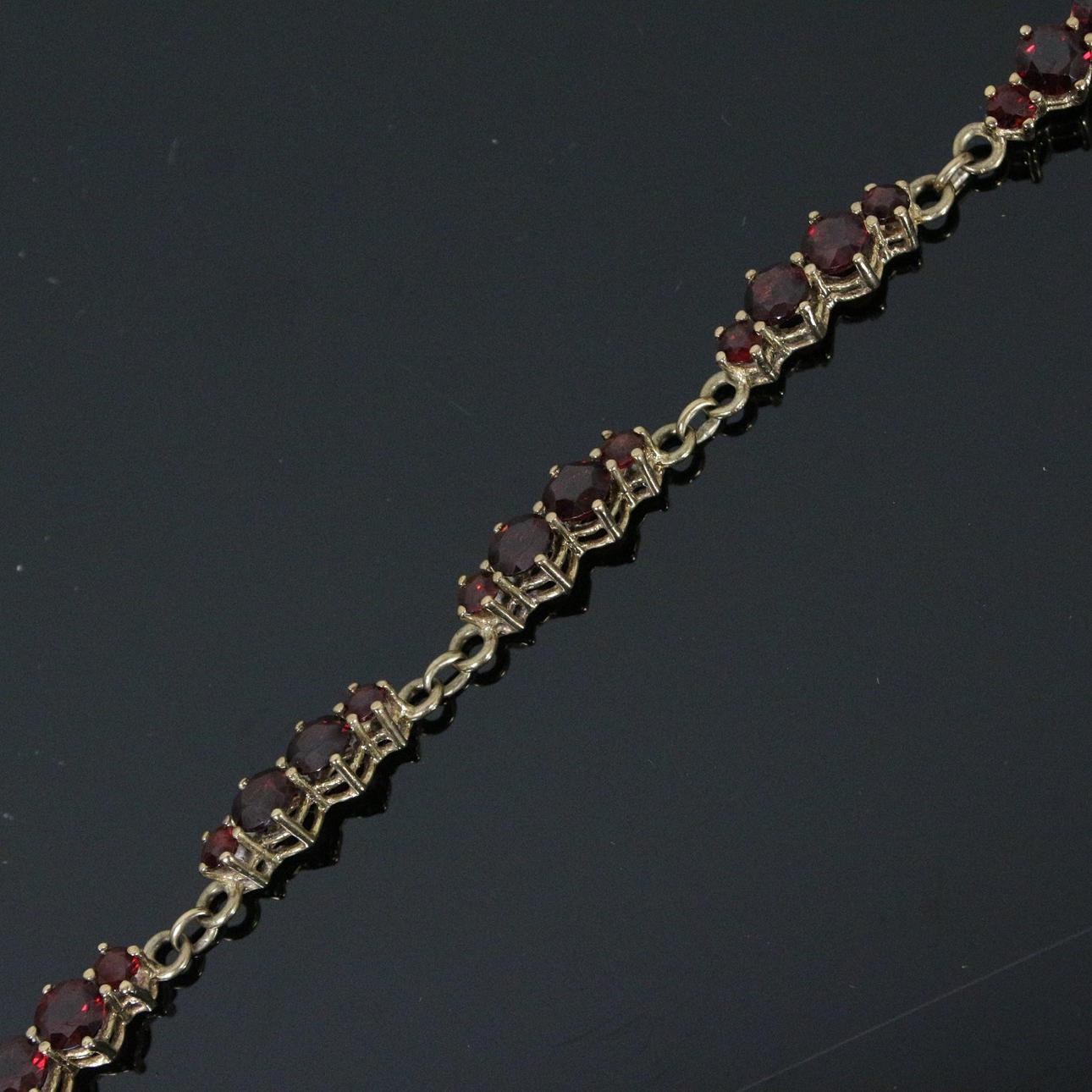 Armband mit Granat, facettiert, 333er Gelbgold.