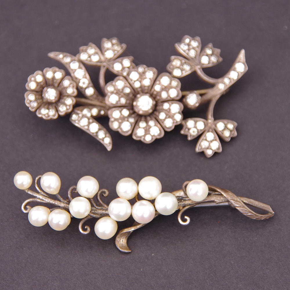 BROSCHER, 2 stycken, silver.