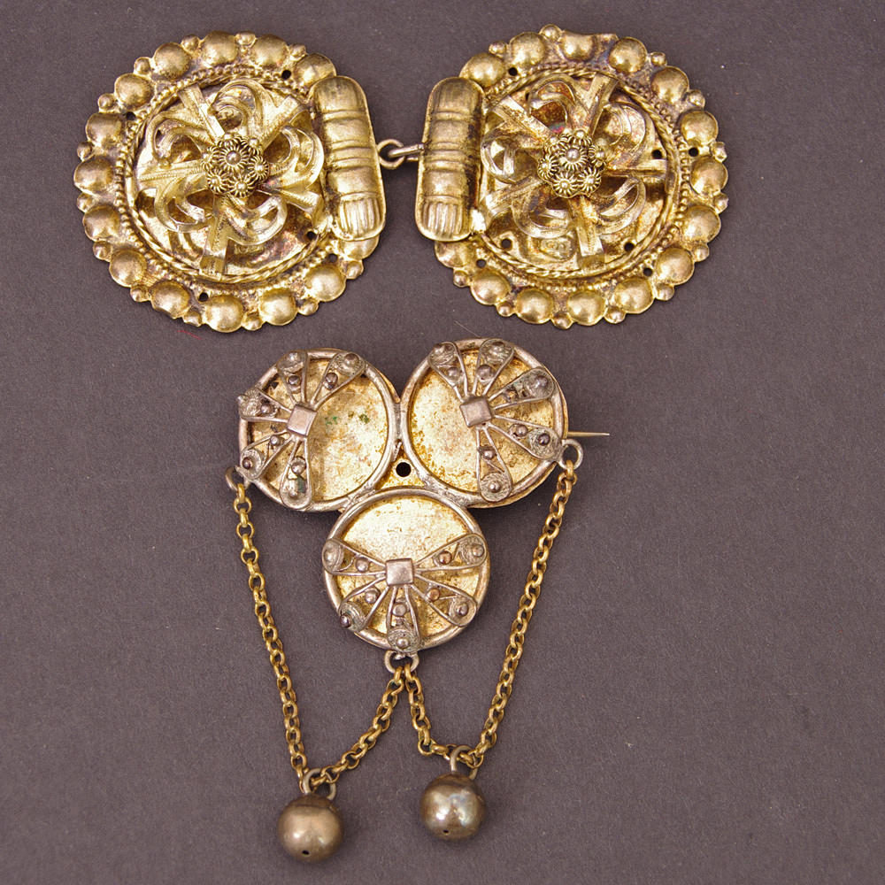 BROSCH SAMT DRÄKTSPÄNNE, silver.