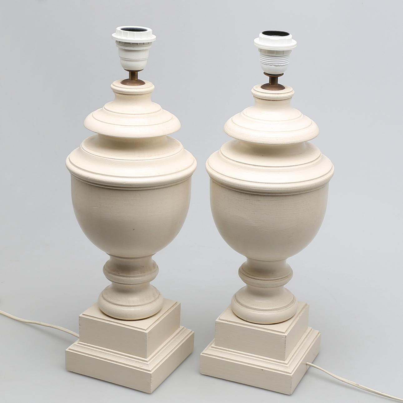 BORDSLAMPOR i svarvat trä, ett par, modern tillverkning.