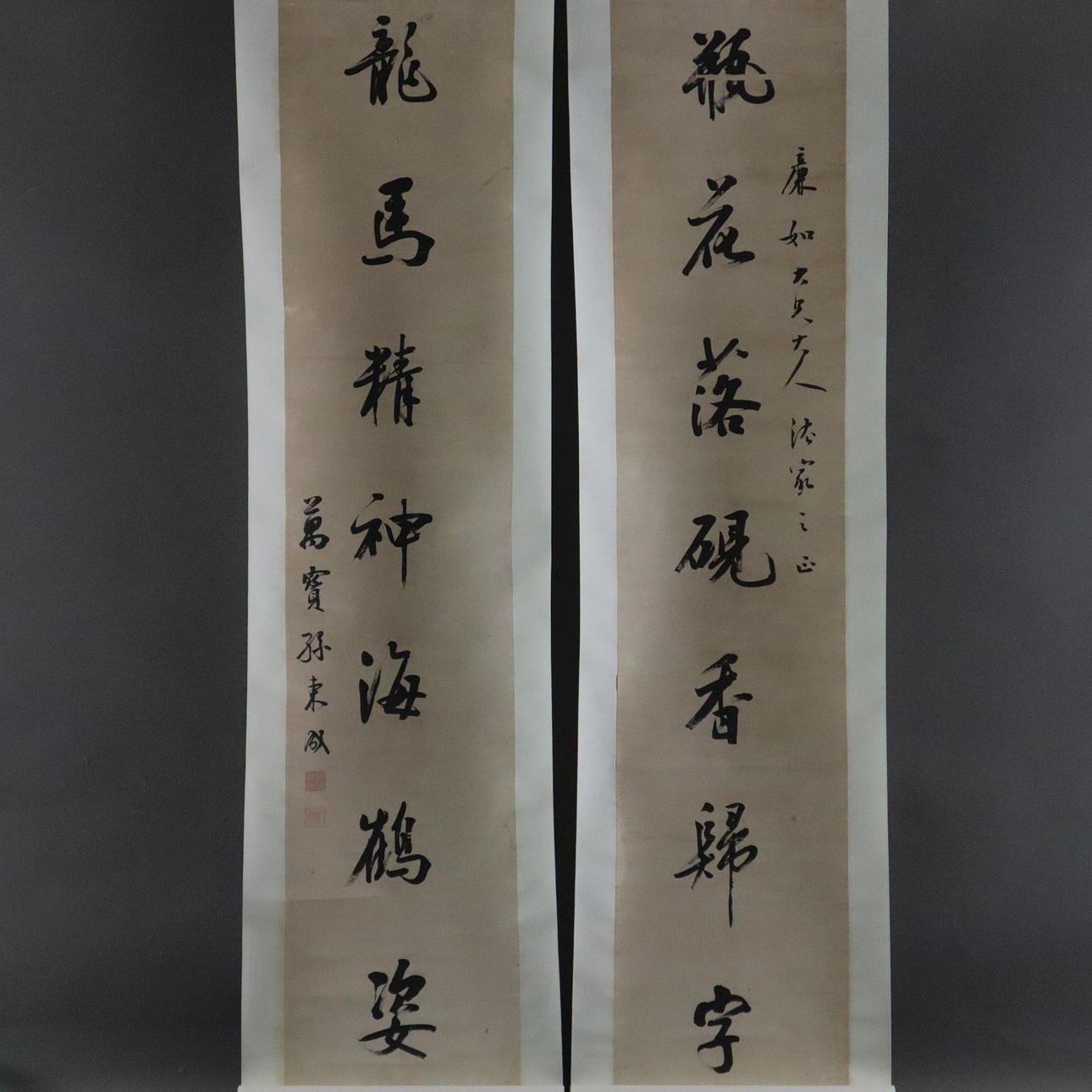 CHINESISCHE ROLLBILDER - Kalligraphien auf Papier, Ein Paar.