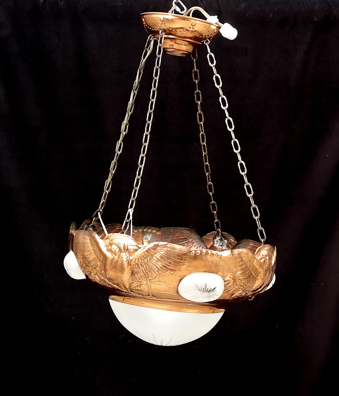 TAKARMATUR, koppar och glas, jugend. Höjd med kedjor ca 80 cm.