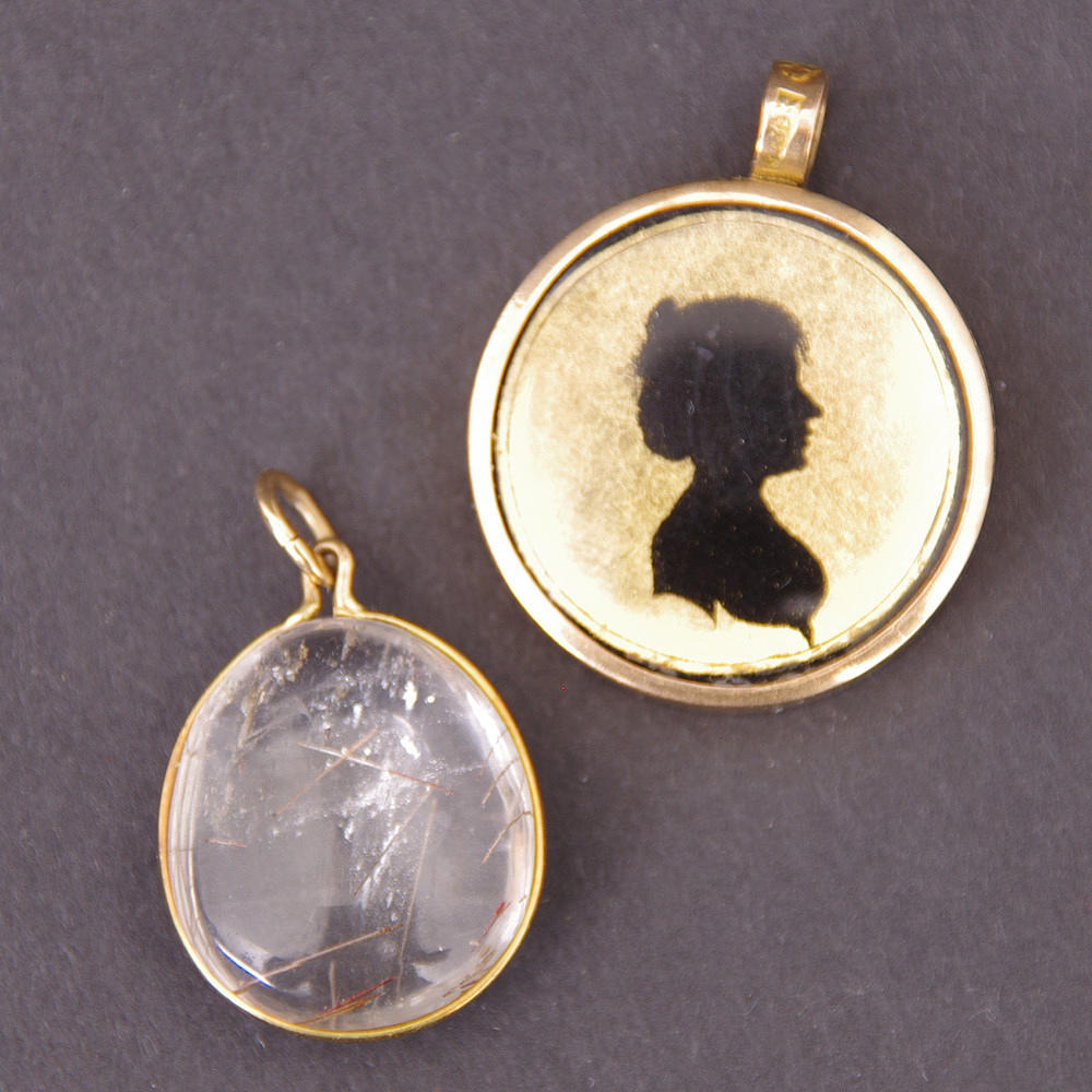 HÄNGEN, 2 stycken, infattade i 18K guld.