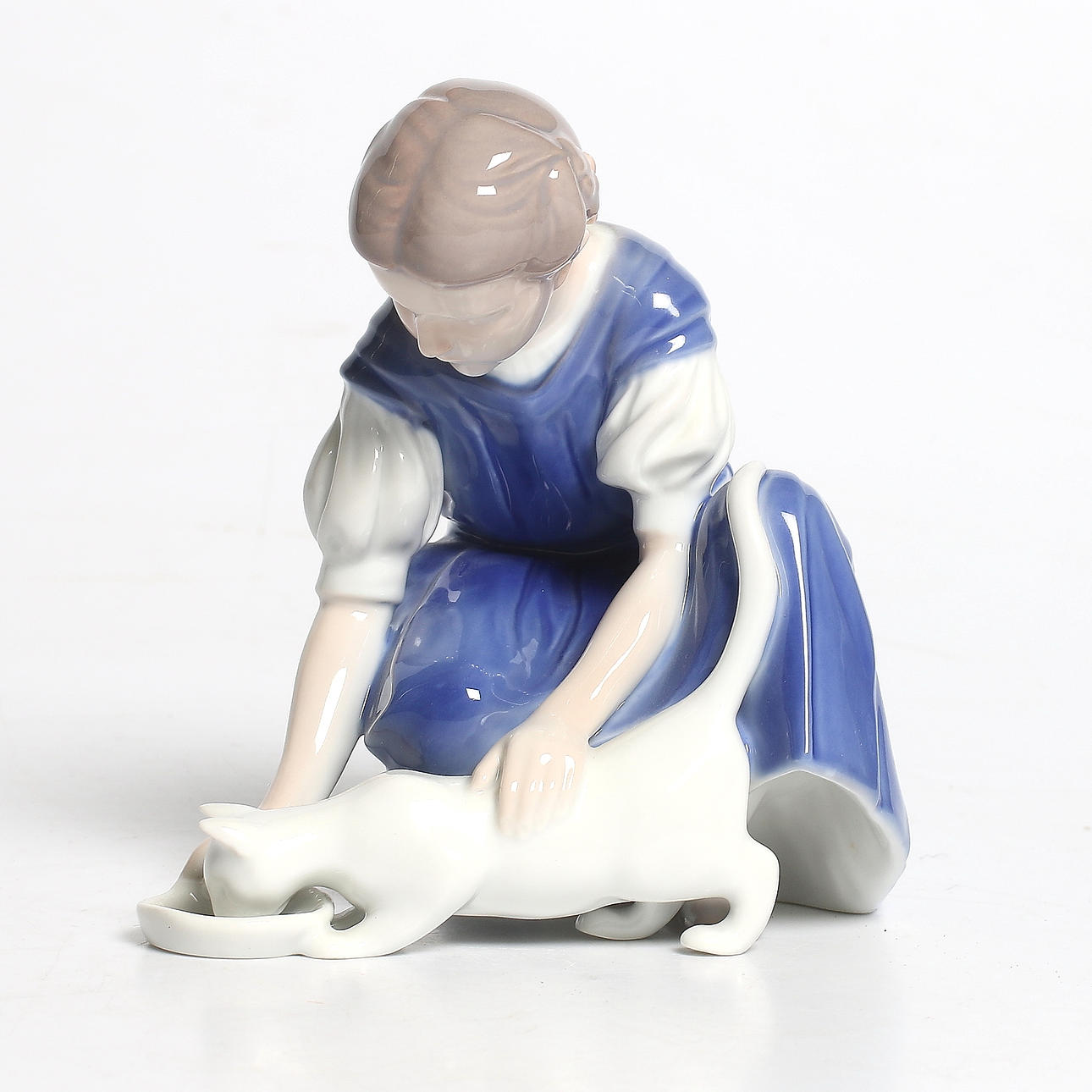 FIGURIN, porslin, Flicka med katt, modell 1745, Bing & Gröndahl, Danmark, 1900-tal.