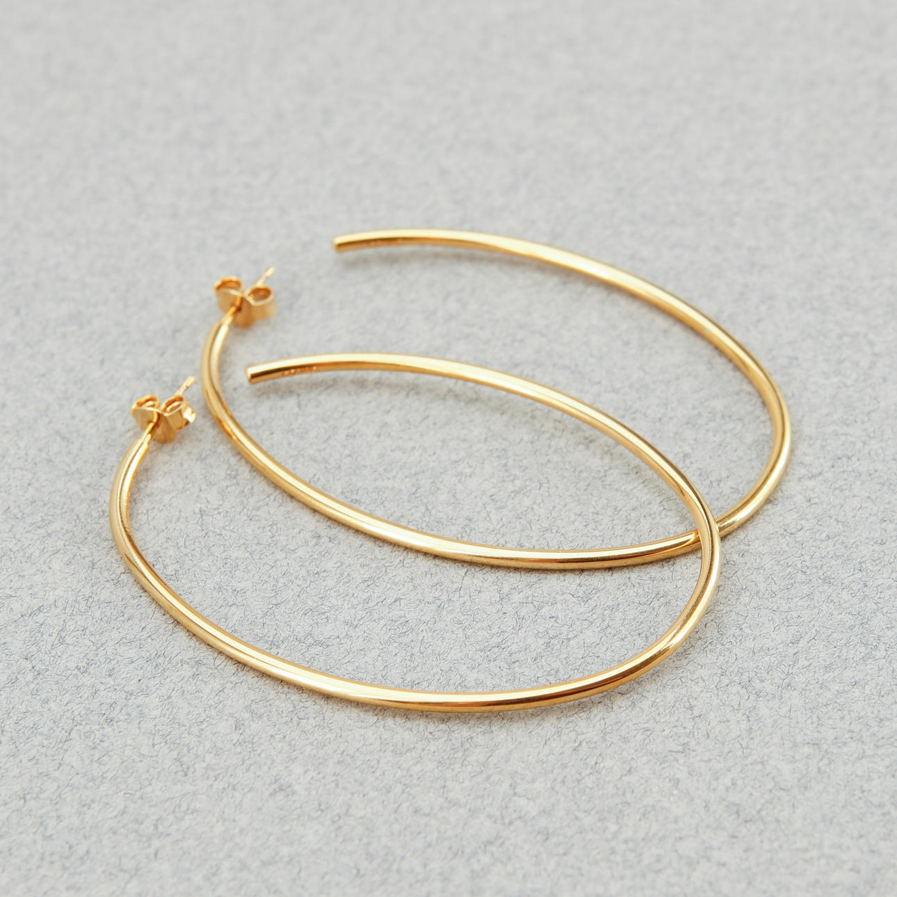 OHRRINGE, ein Paar, „Hoop“, Celine, Gold auf Messing.