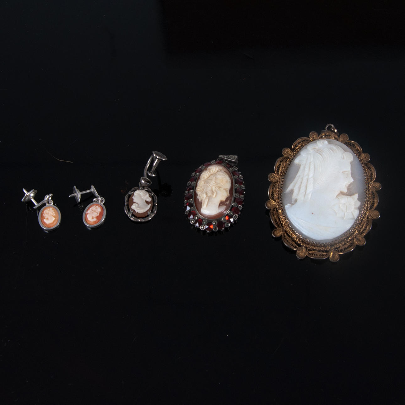 SMYCKEN. 5 delar, kamé silver och markasiter.