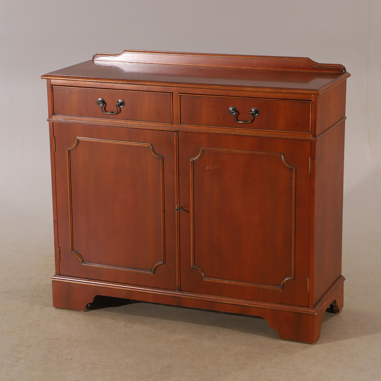 SIDEBOARD, Eibe, englischer Stil.