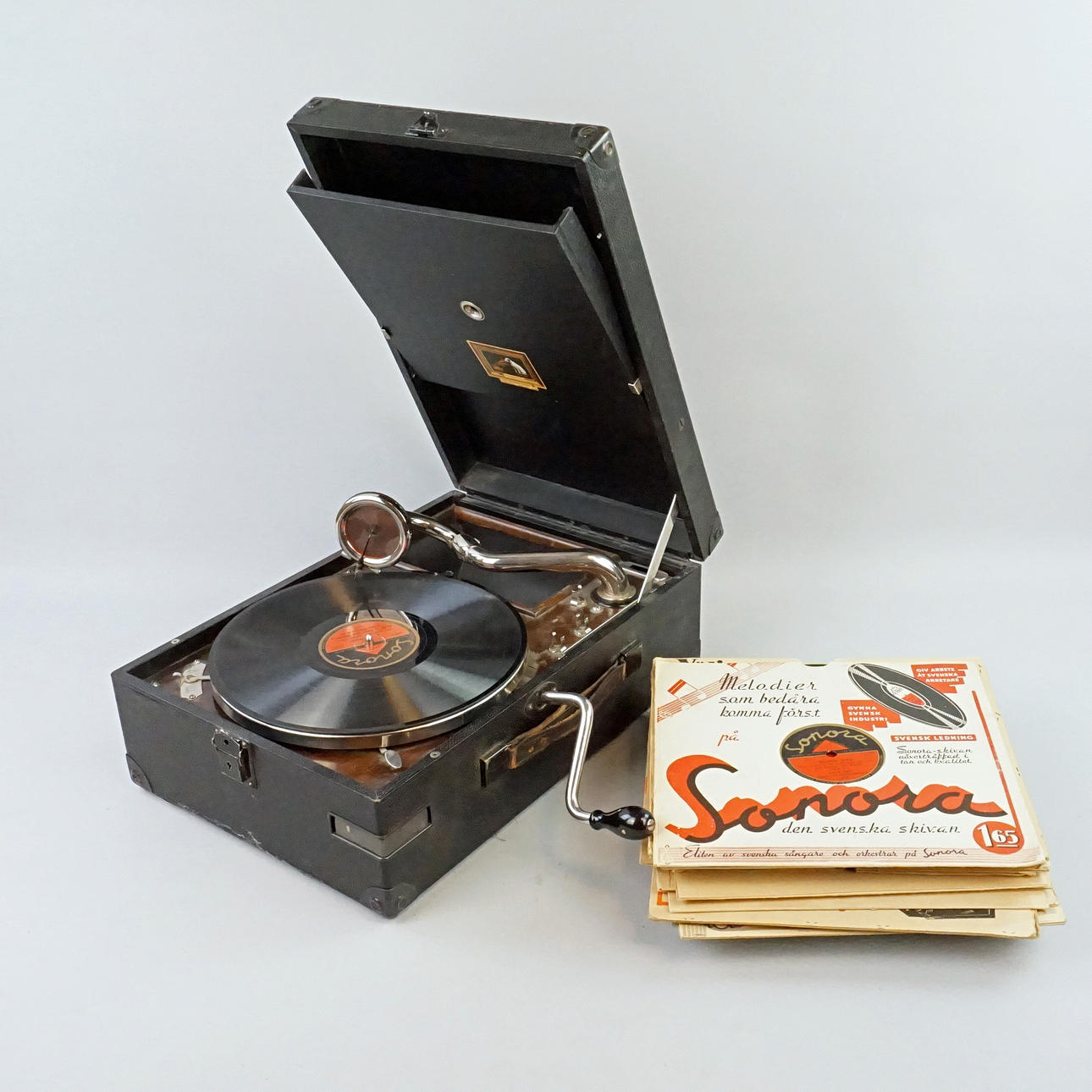 GRAMMOFON "His masters voice" samt stenkakor.