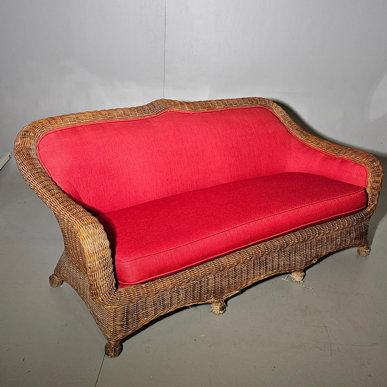 KORG OCH BAMBU TRE-SITS SOFFA.