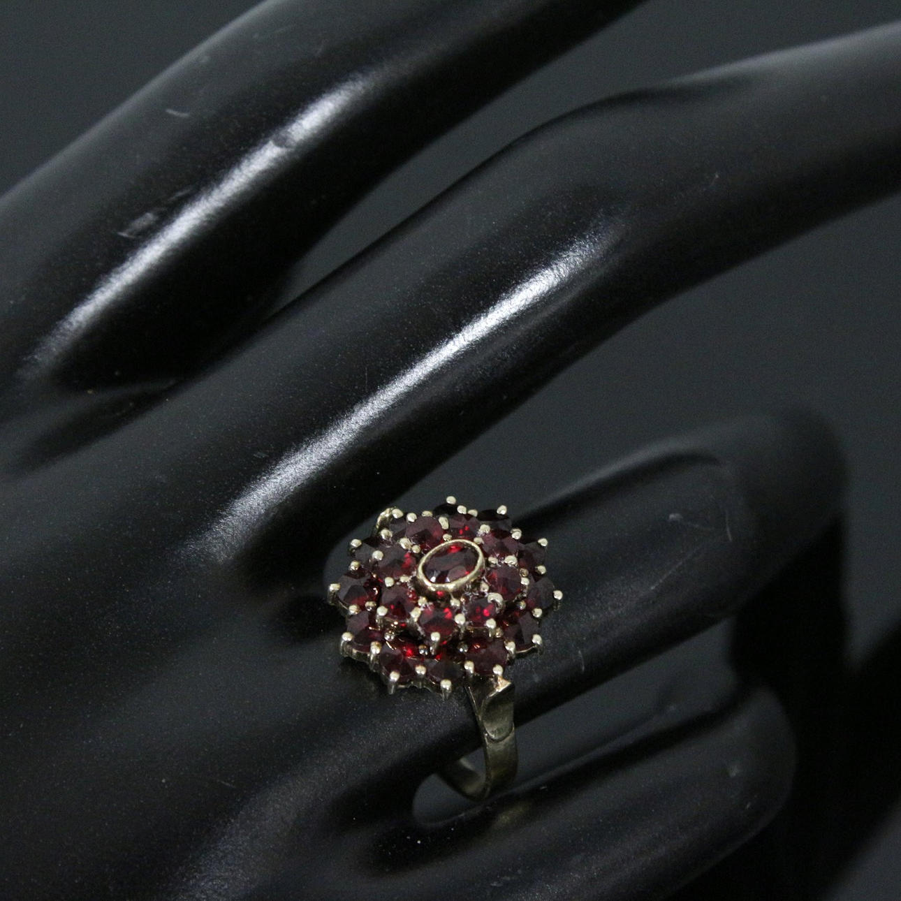 Ring mit Granaten, 585er Gelbgold.