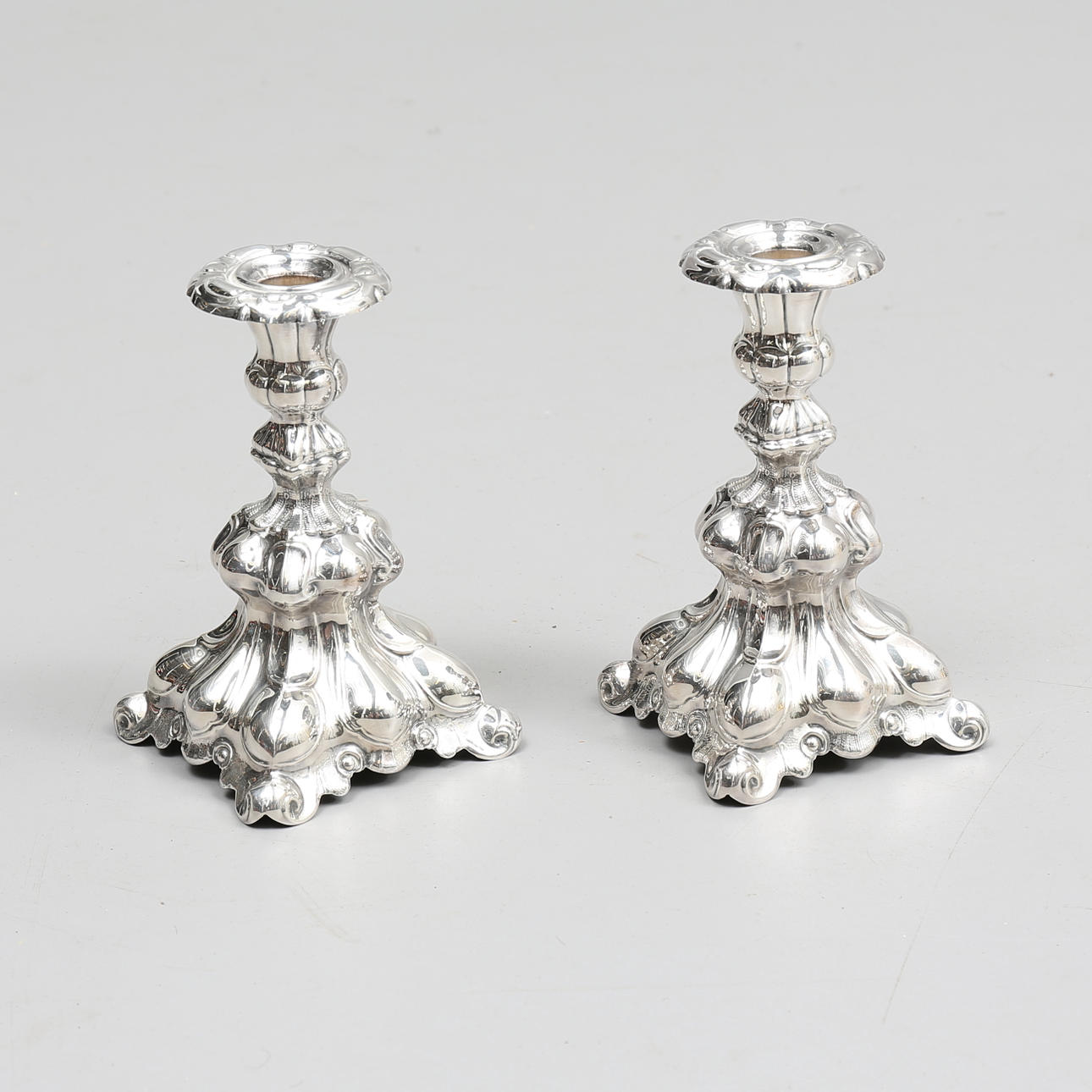 LJUSSTAKAR, ett par, nysilver, nyrokokostil, 1900-talets mitt.