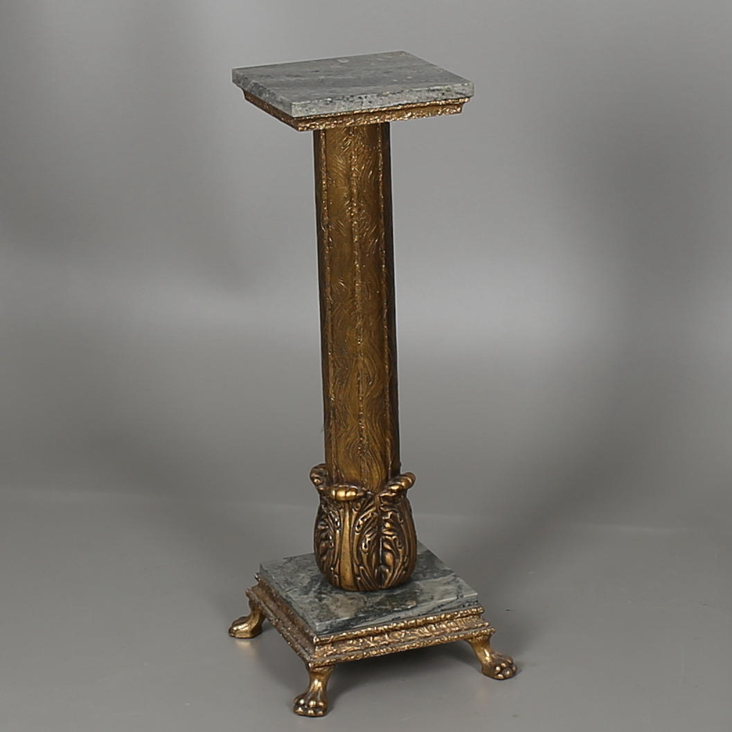 PIEDESTAL med två hyllplan i grön marmor.