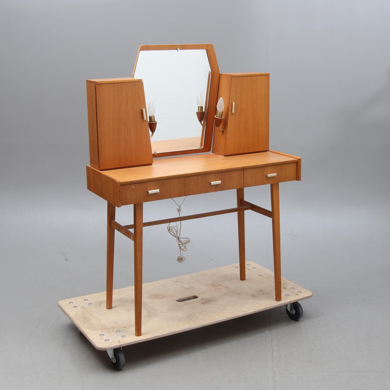 SMIKBORD, teakfaner, 1900-talets andra hälft.