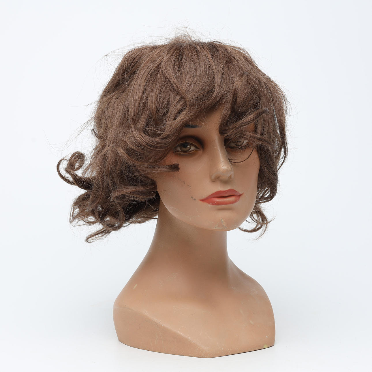 SKYLTHUVUD, kompositmaterial, omkring 1900-talets mitt.